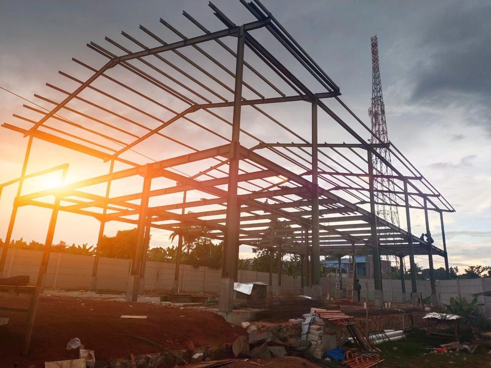 Rangka baja gudang dalam tahap erection di lokasi proyek